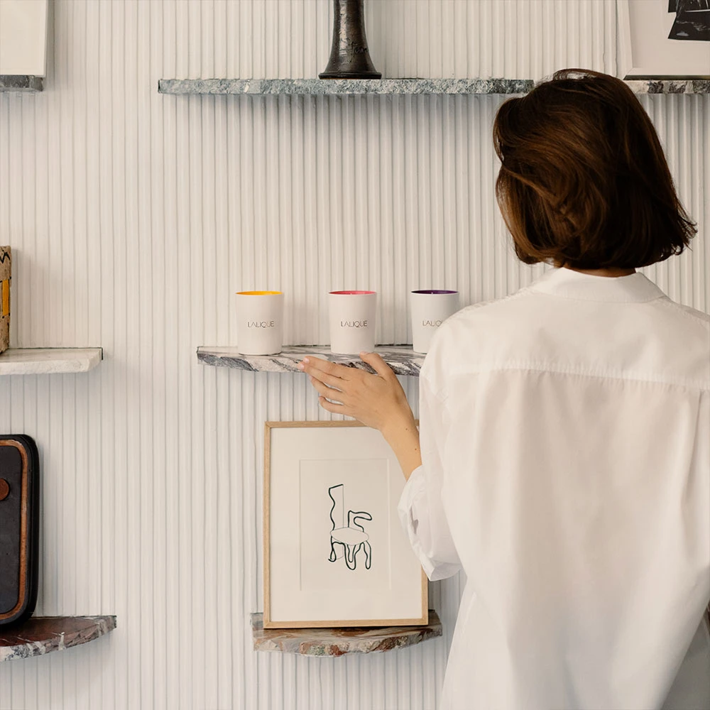 Lalique Les Compositions Parfumees Electric Purple Scented Candle 4 Lalique Les Compositions Parfumees Electric Purple Scented Candle - Image 4